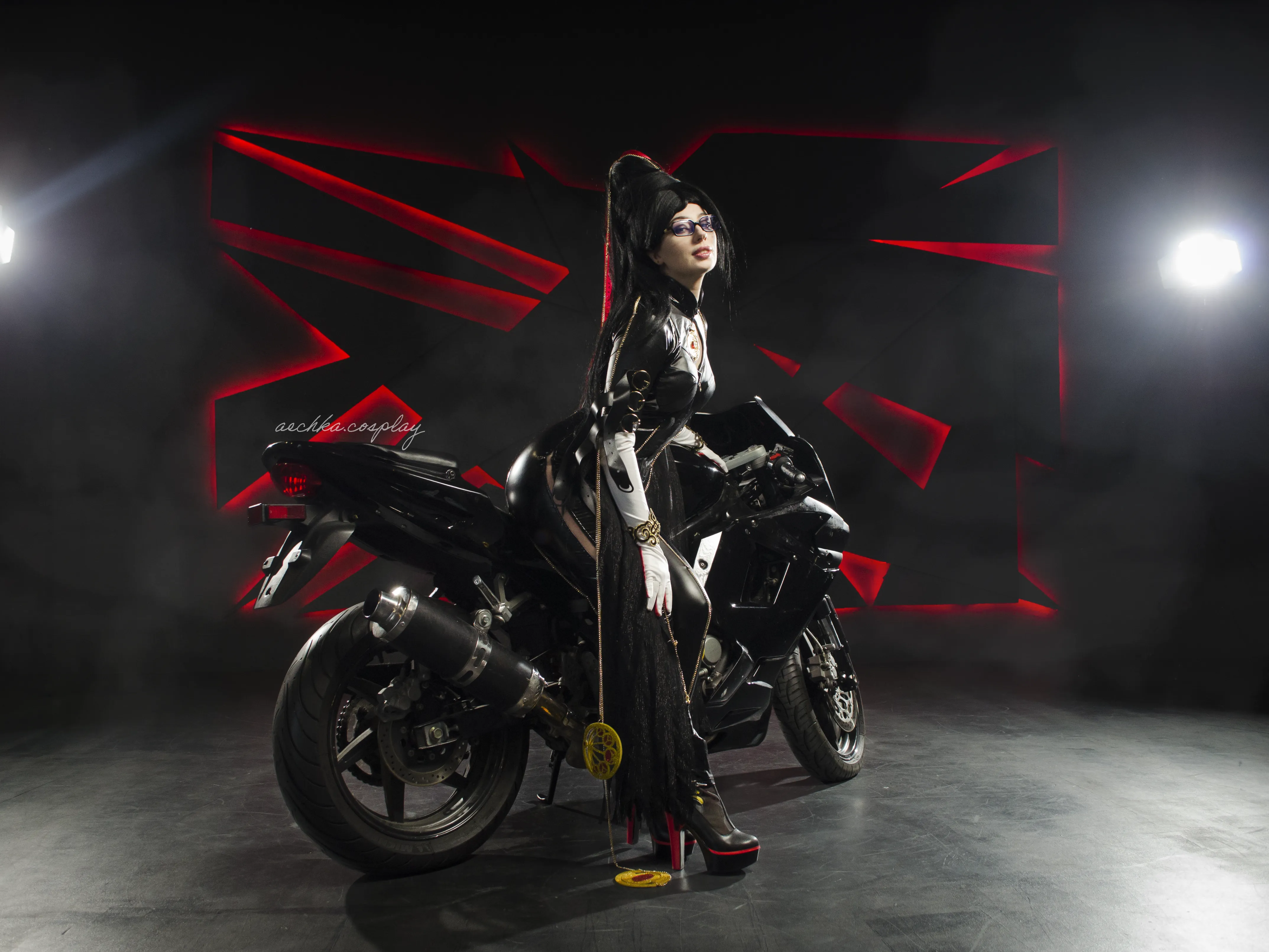 Aechka cosplays Bayonetta